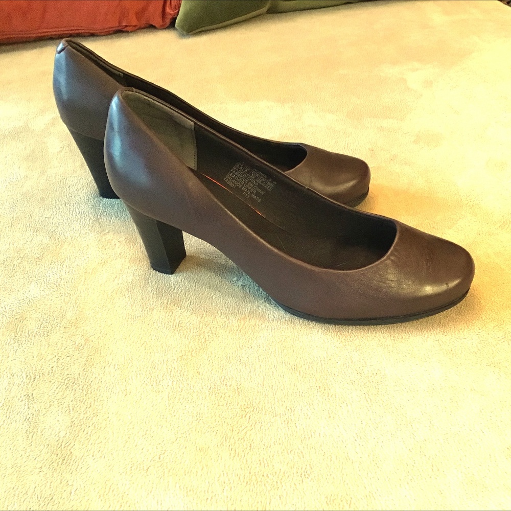 8 1/2 W Rockport Pumps - Powerful and Comfortable!